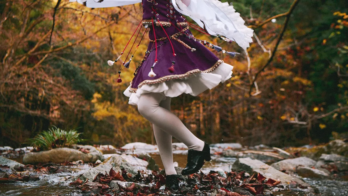 紅葉の中で舞うポートレート